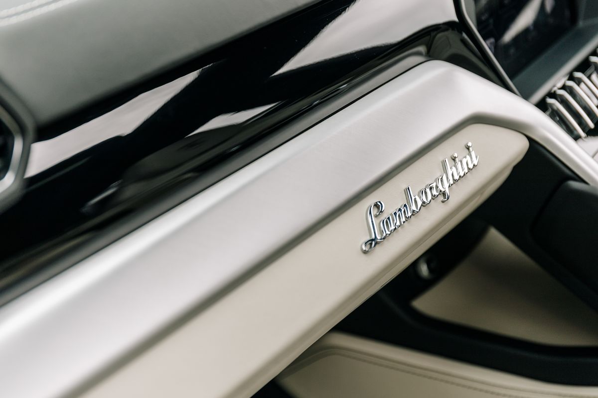 Lamborghini Urus V8