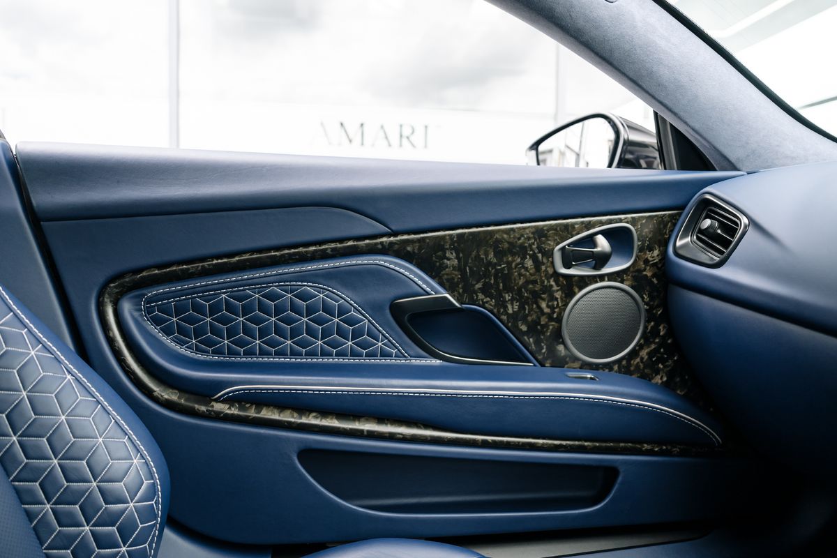 Aston Martin DBS Superleggera V12 Auto