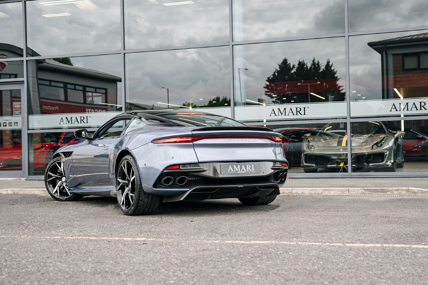 Aston Martin DBS Superleggera V12 Auto