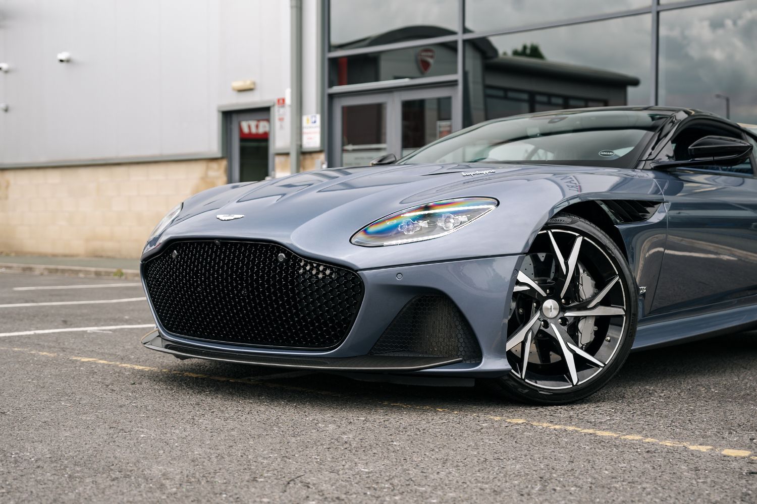 Aston Martin DBS Superleggera V12 Auto