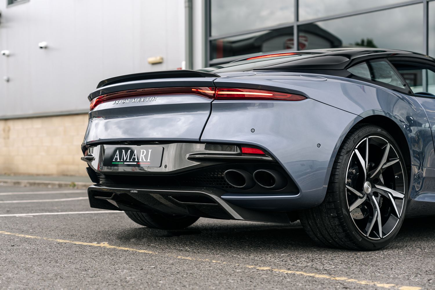 Aston Martin DBS Superleggera V12 Auto