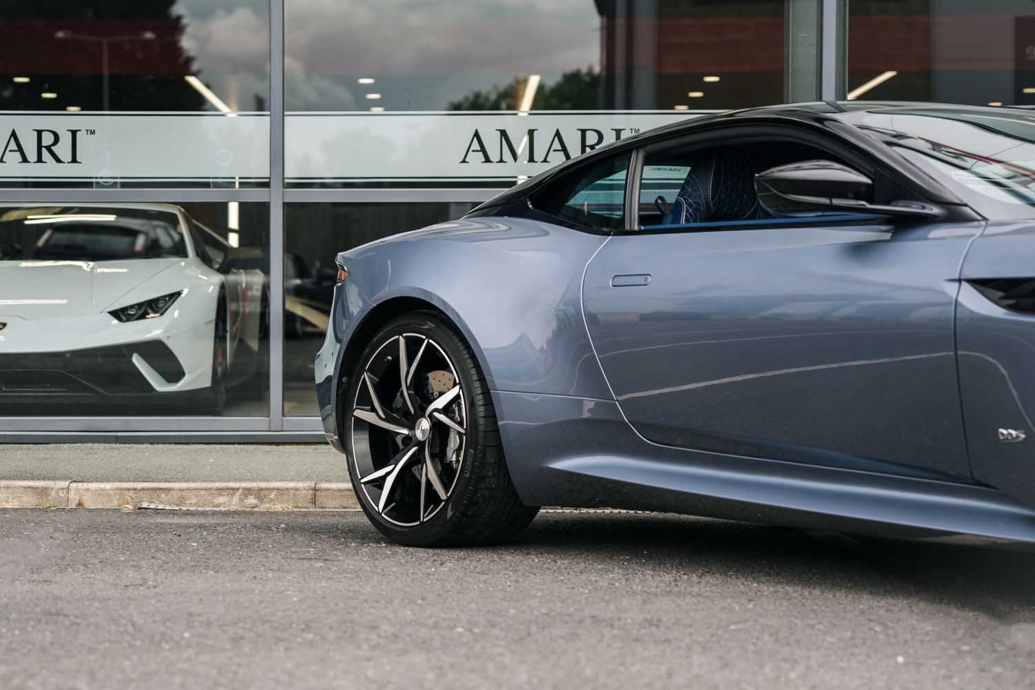 Aston Martin DBS Superleggera V12 Auto