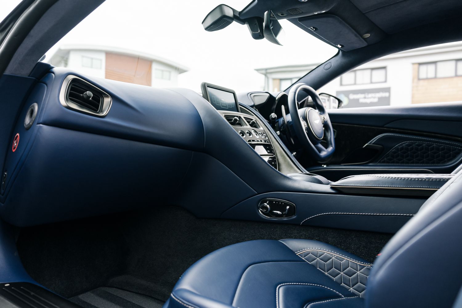 Aston Martin DBS Superleggera V12 Auto