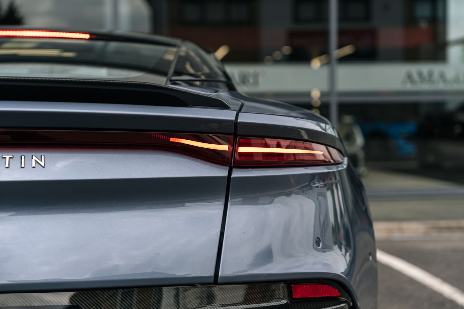 Aston Martin DBS Superleggera V12 Auto