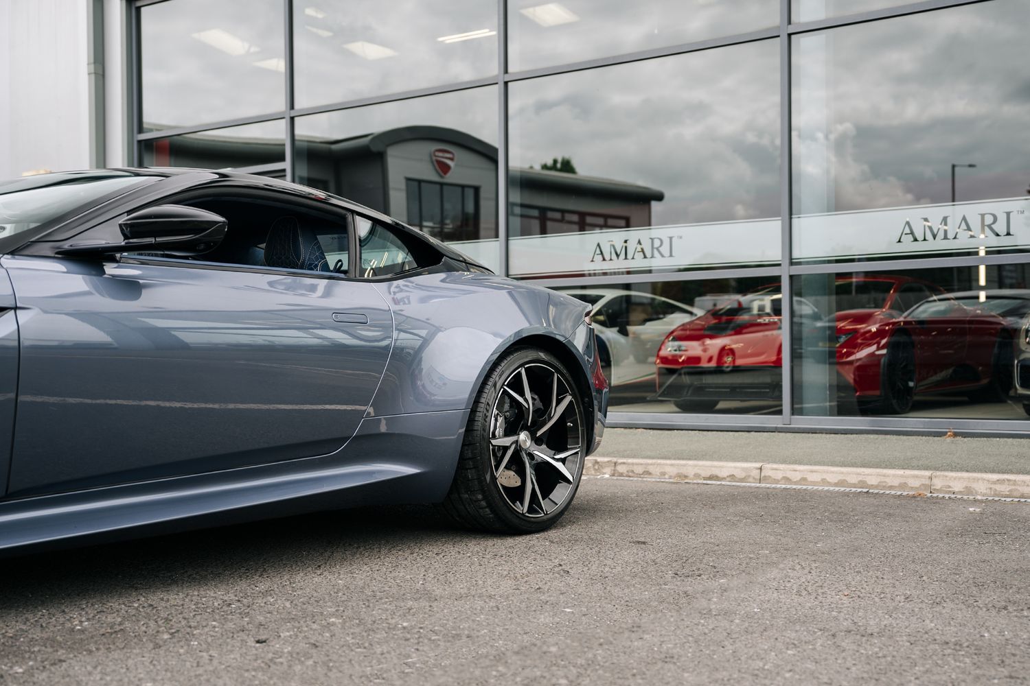 Aston Martin DBS Superleggera V12 Auto