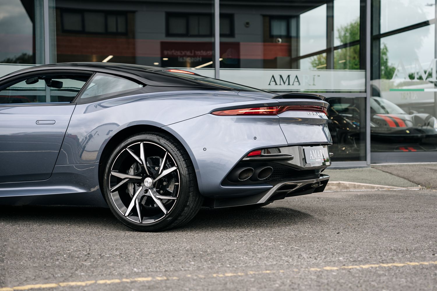 Aston Martin DBS Superleggera V12 Auto