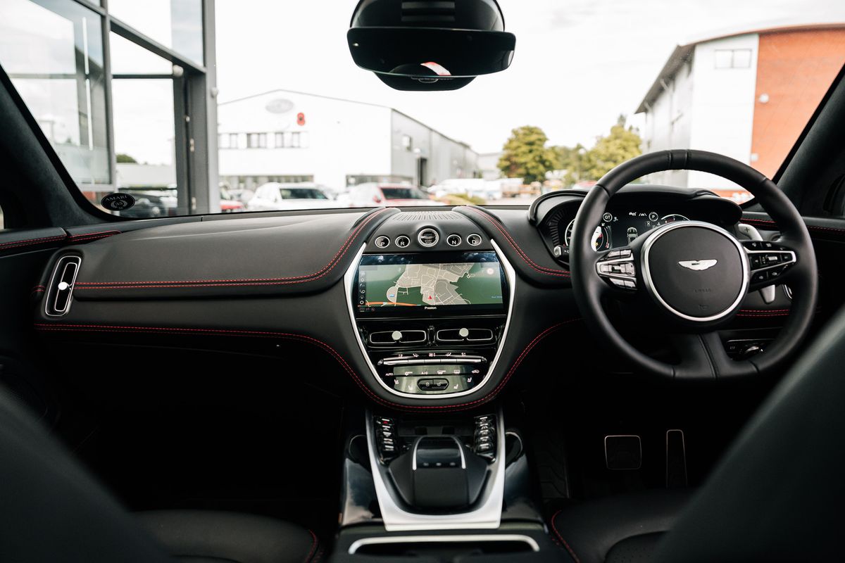 Aston Martin DBX V8 AUTO