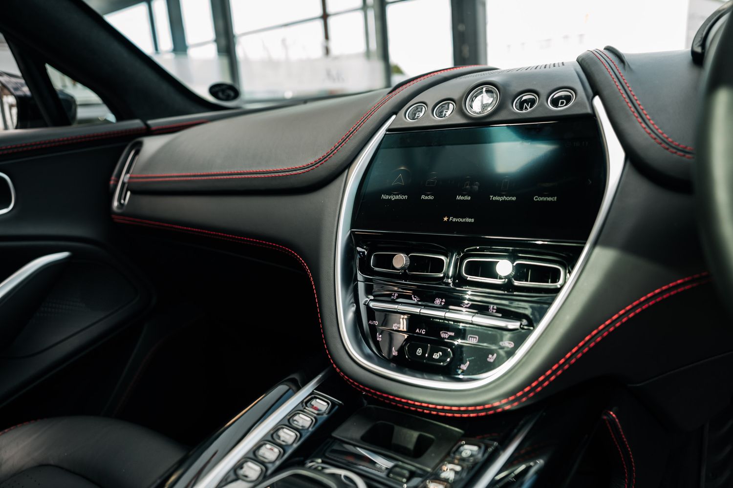 Aston Martin DBX V8 AUTO