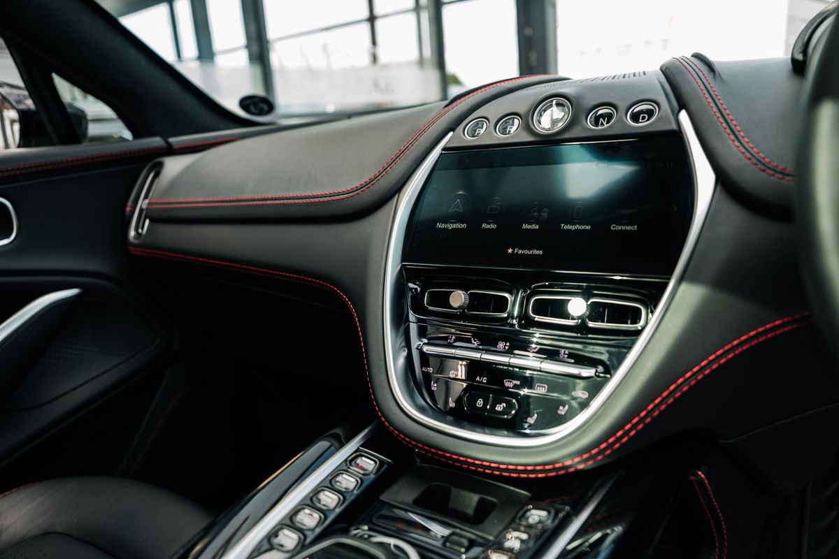 Aston Martin DBX V8 AUTO