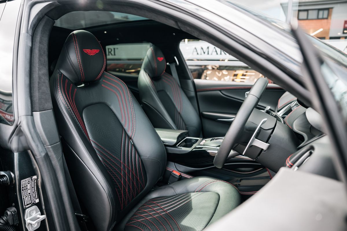Aston Martin DBX V8 AUTO