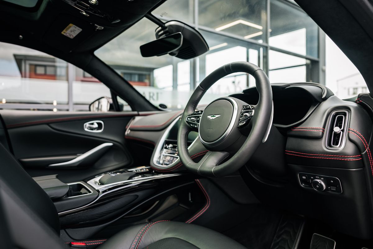 Aston Martin DBX V8 AUTO