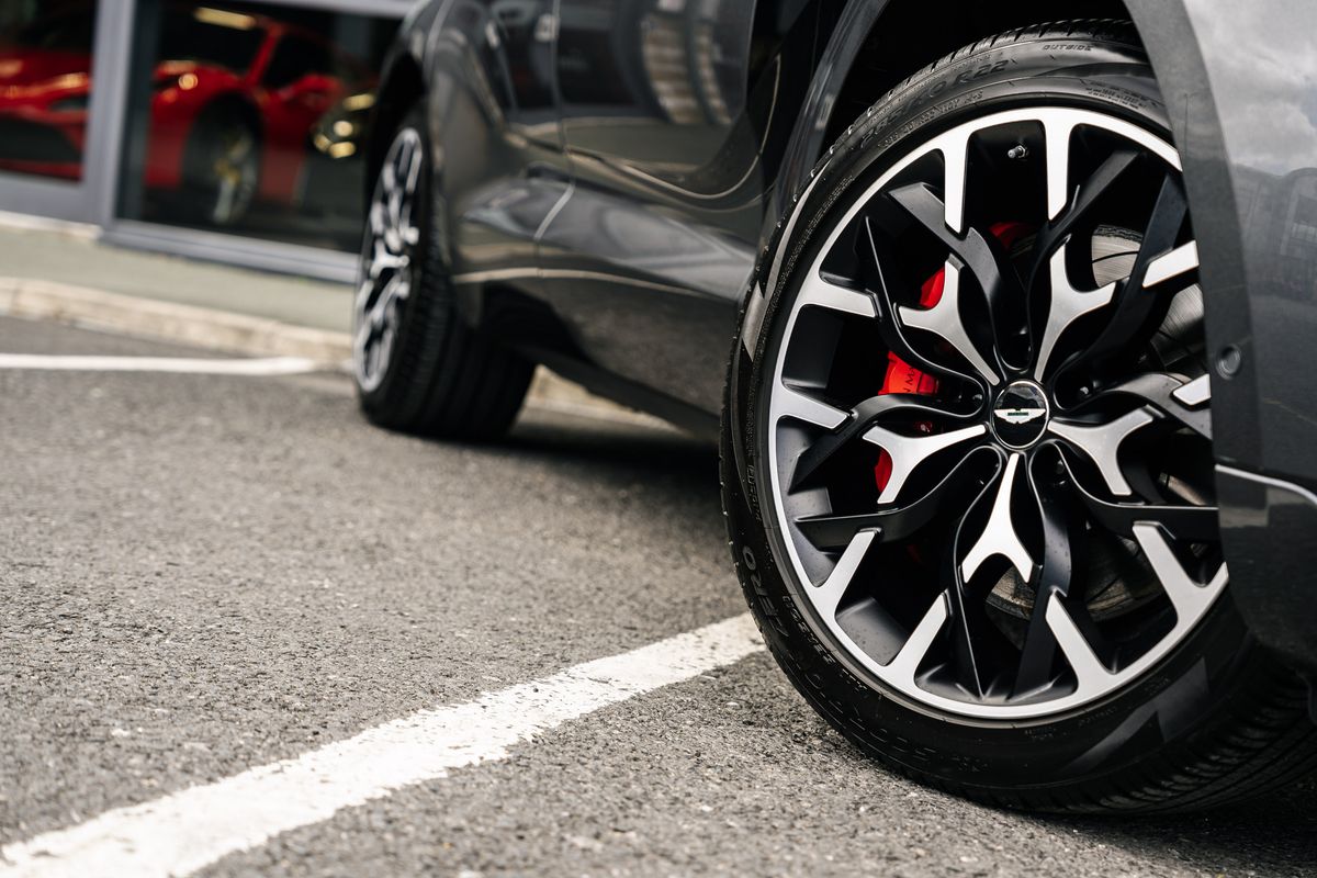 Aston Martin DBX V8 AUTO