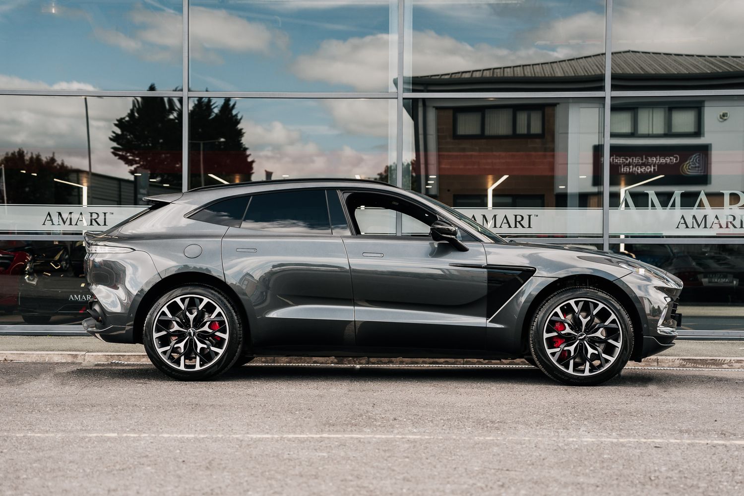 Aston Martin DBX V8 AUTO