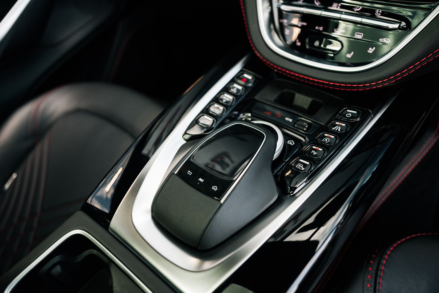 Aston Martin DBX V8 AUTO