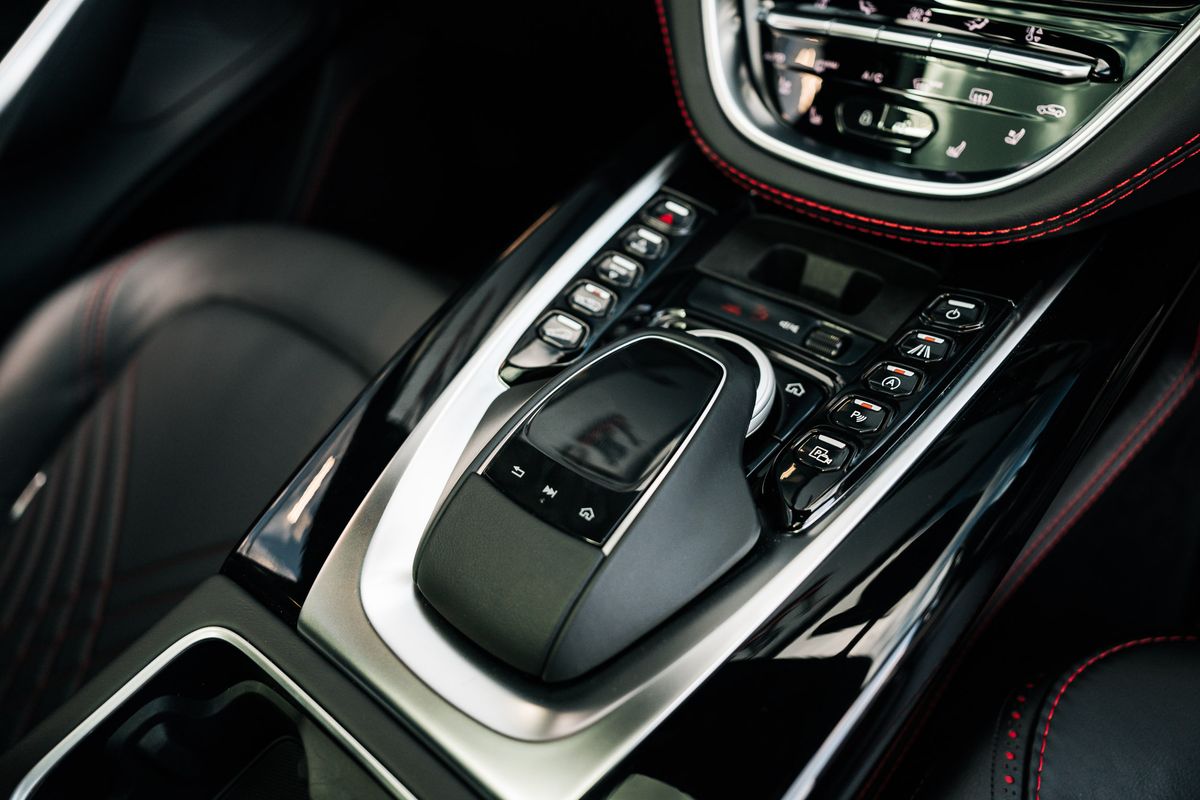 Aston Martin DBX V8 AUTO