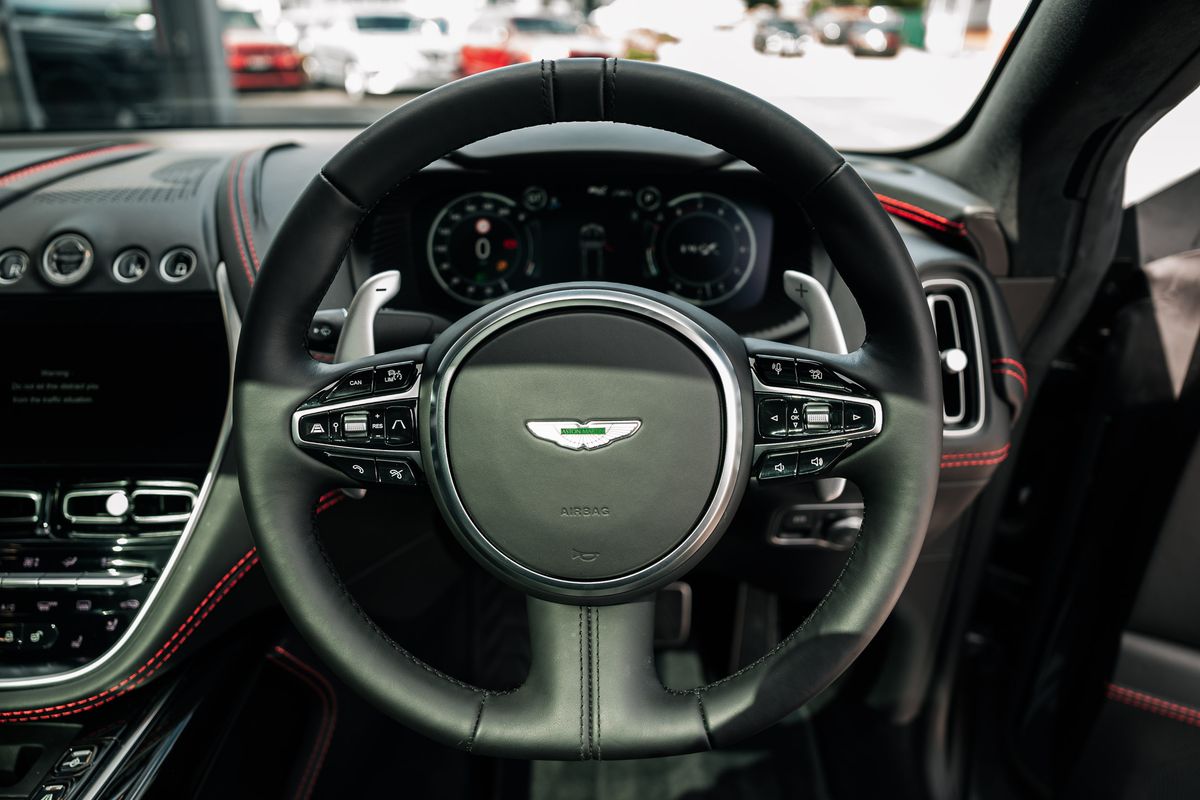 Aston Martin DBX V8 AUTO