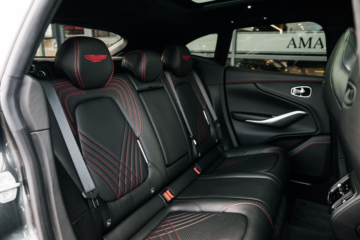 Aston Martin DBX V8 AUTO