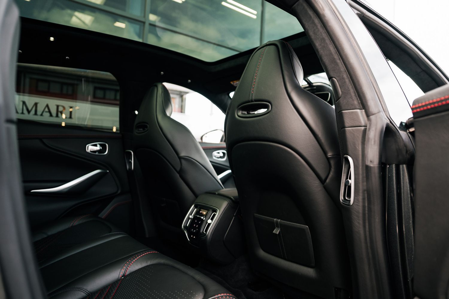 Aston Martin DBX V8 AUTO