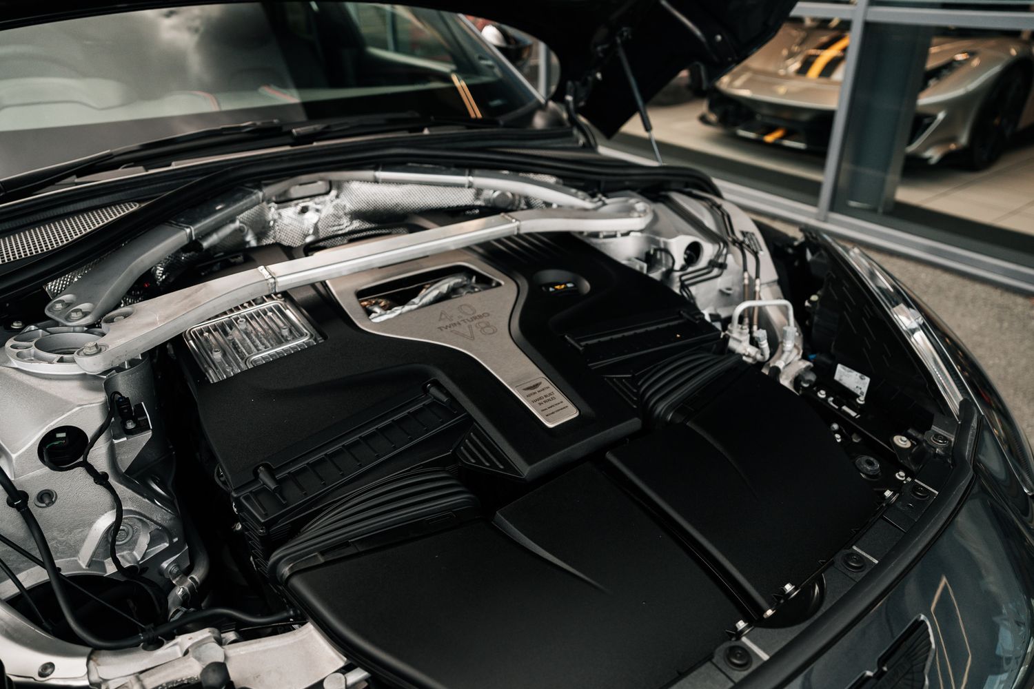 Aston Martin DBX V8 AUTO