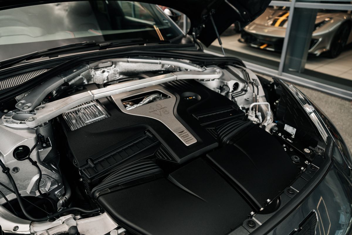 Aston Martin DBX V8 AUTO