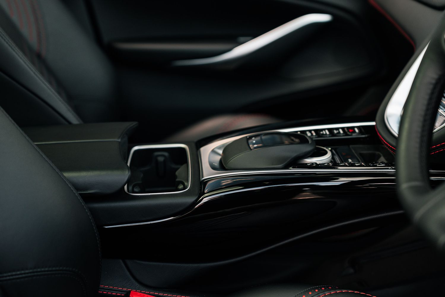 Aston Martin DBX V8 AUTO