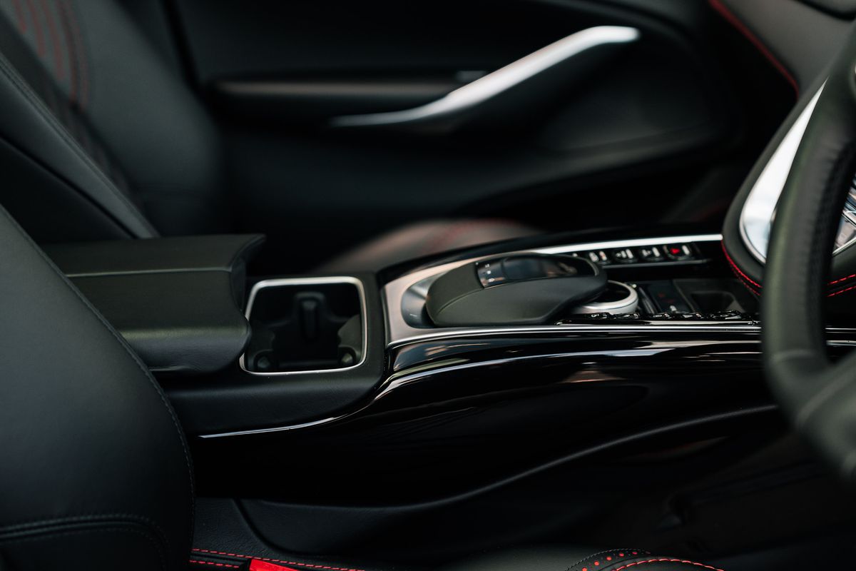 Aston Martin DBX V8 AUTO