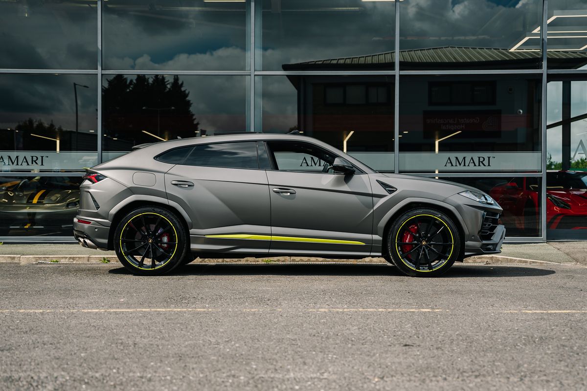Lamborghini Urus Graphite Capsule Auto