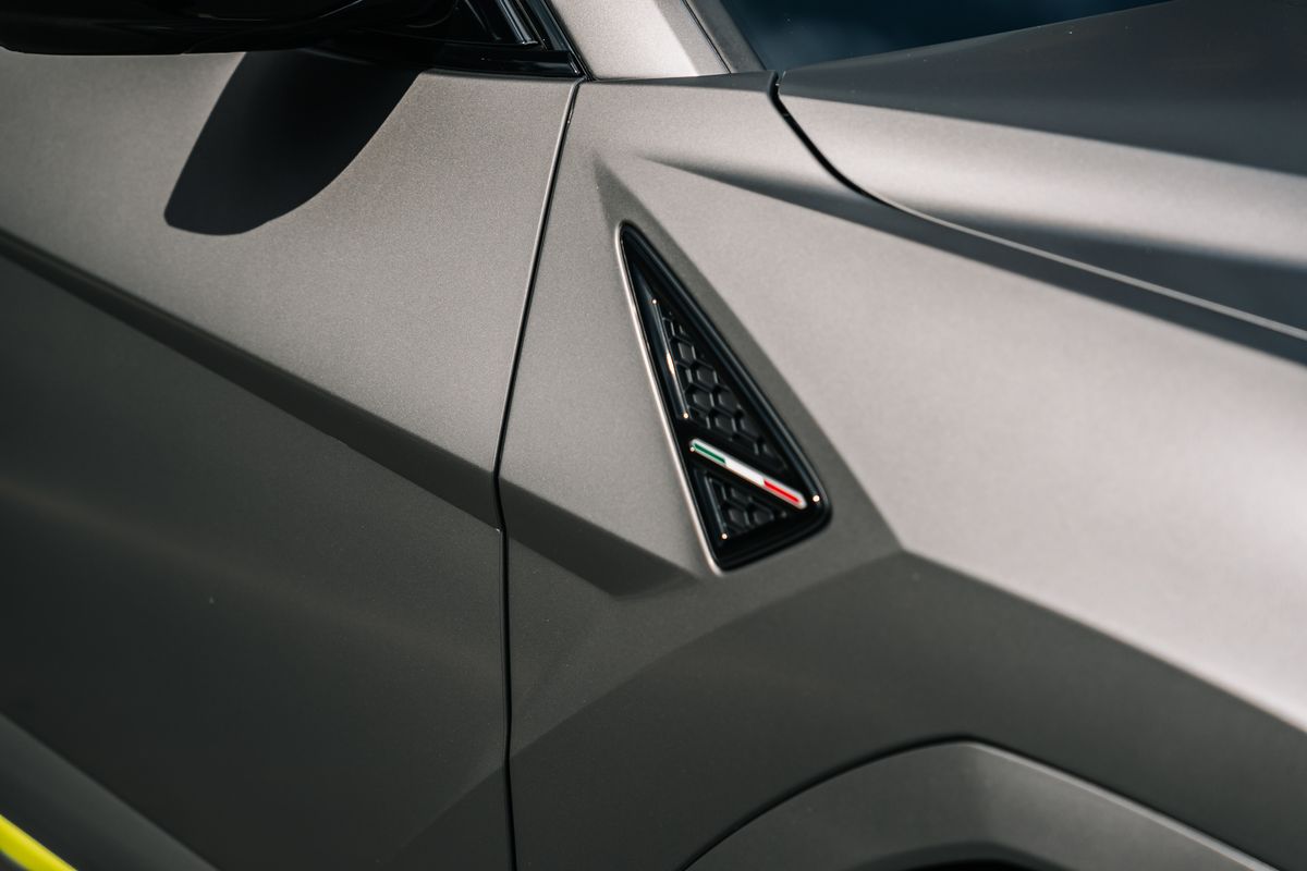 Lamborghini Urus Graphite Capsule Auto