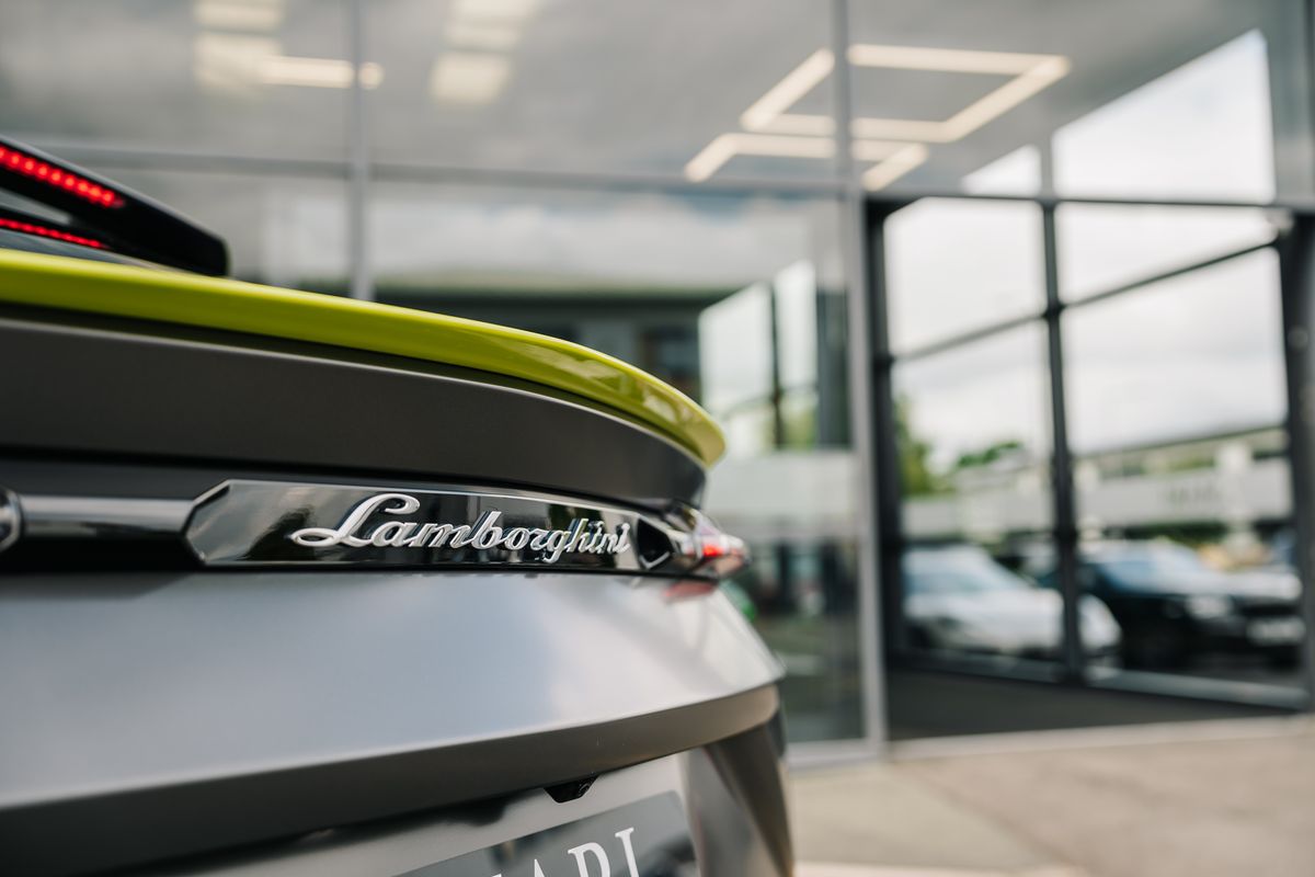 Lamborghini Urus Graphite Capsule Auto