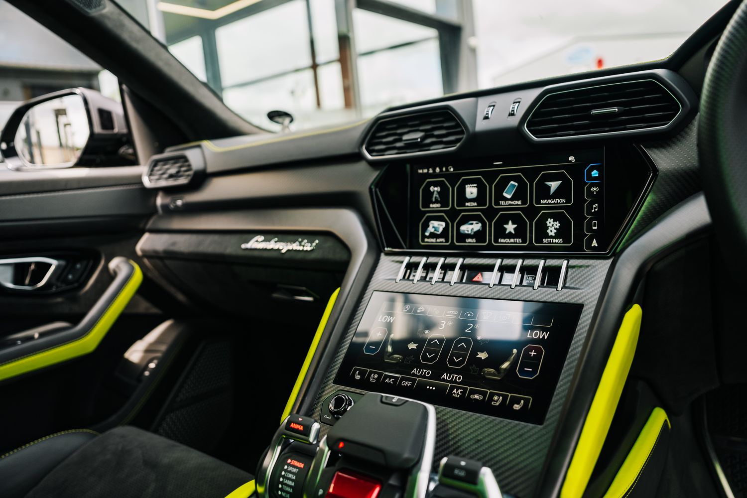 Lamborghini Urus Graphite Capsule Auto