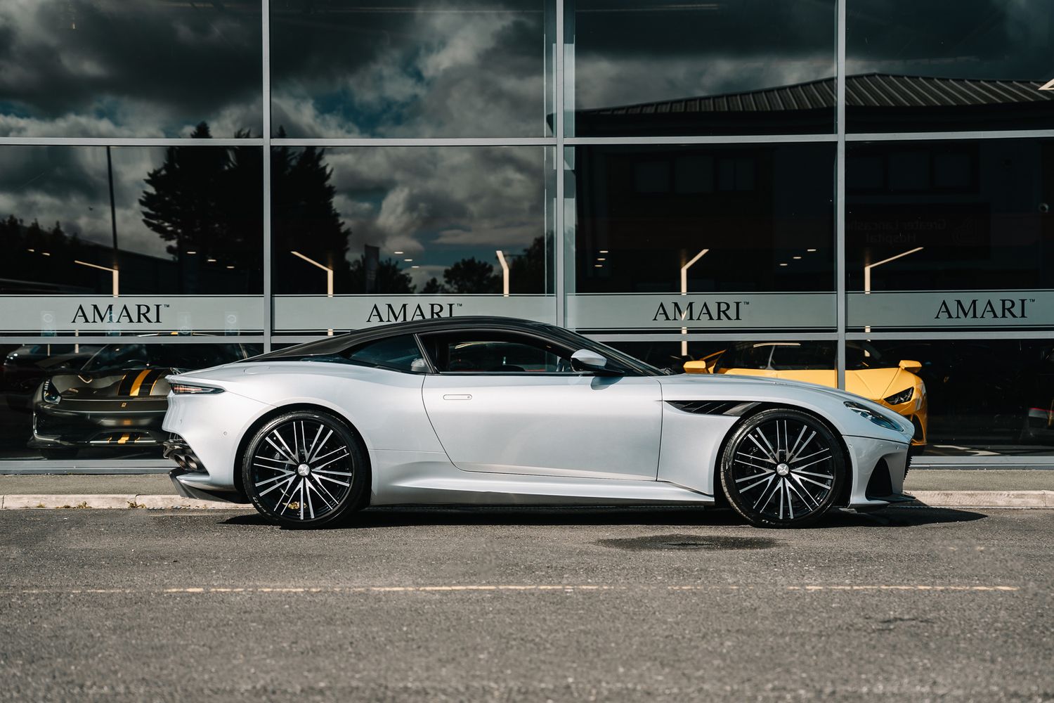 Aston Martin DBS Superleggera V12 Auto