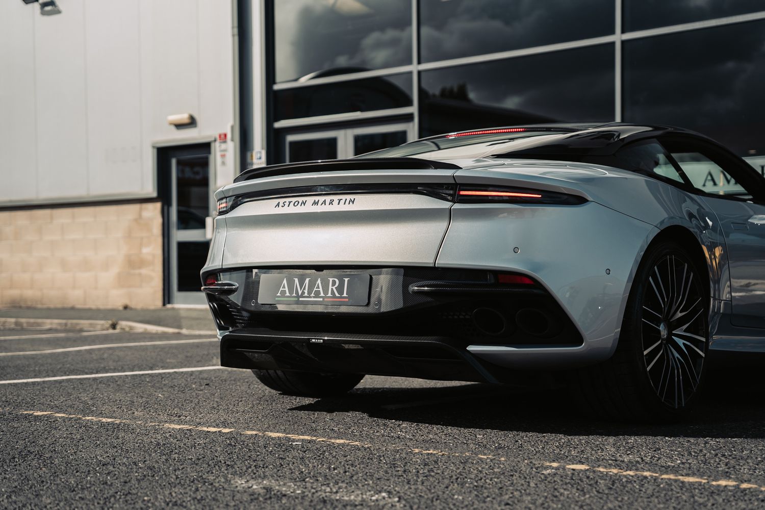 Aston Martin DBS Superleggera V12 Auto
