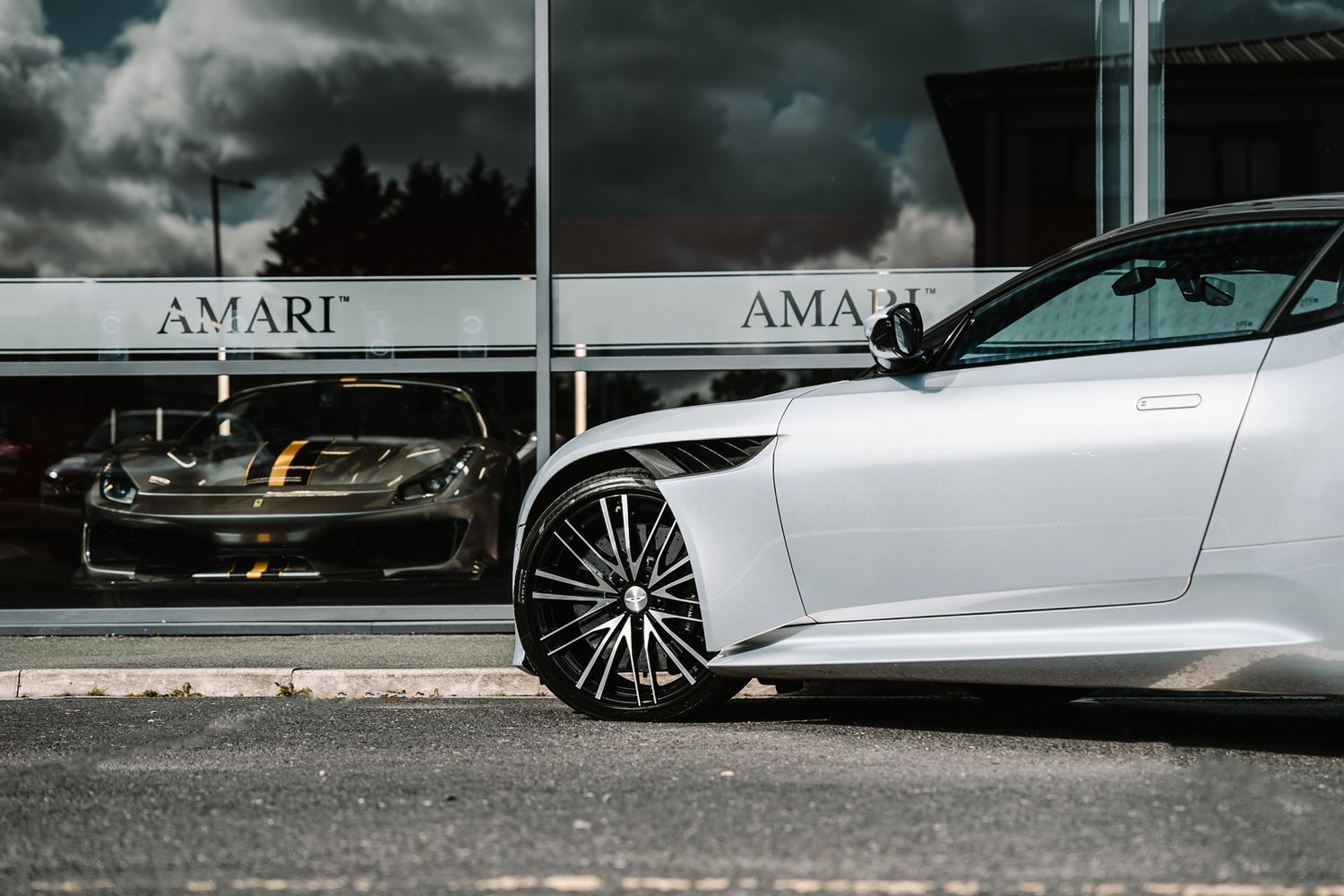 Aston Martin DBS Superleggera V12 Auto