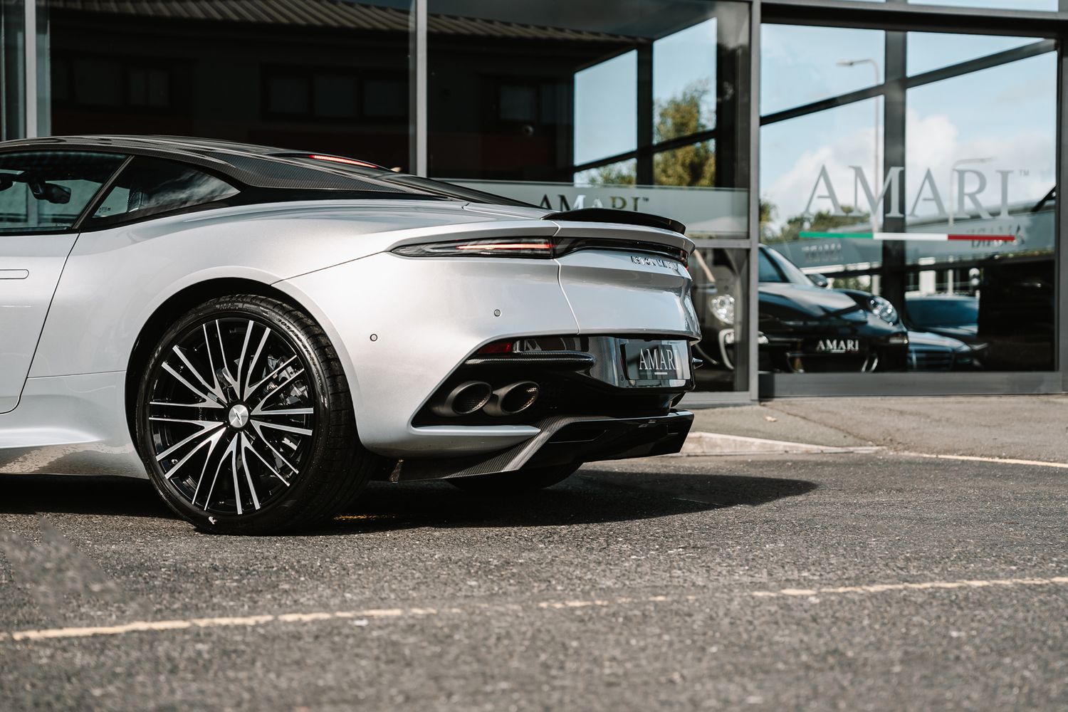 Aston Martin DBS Superleggera V12 Auto