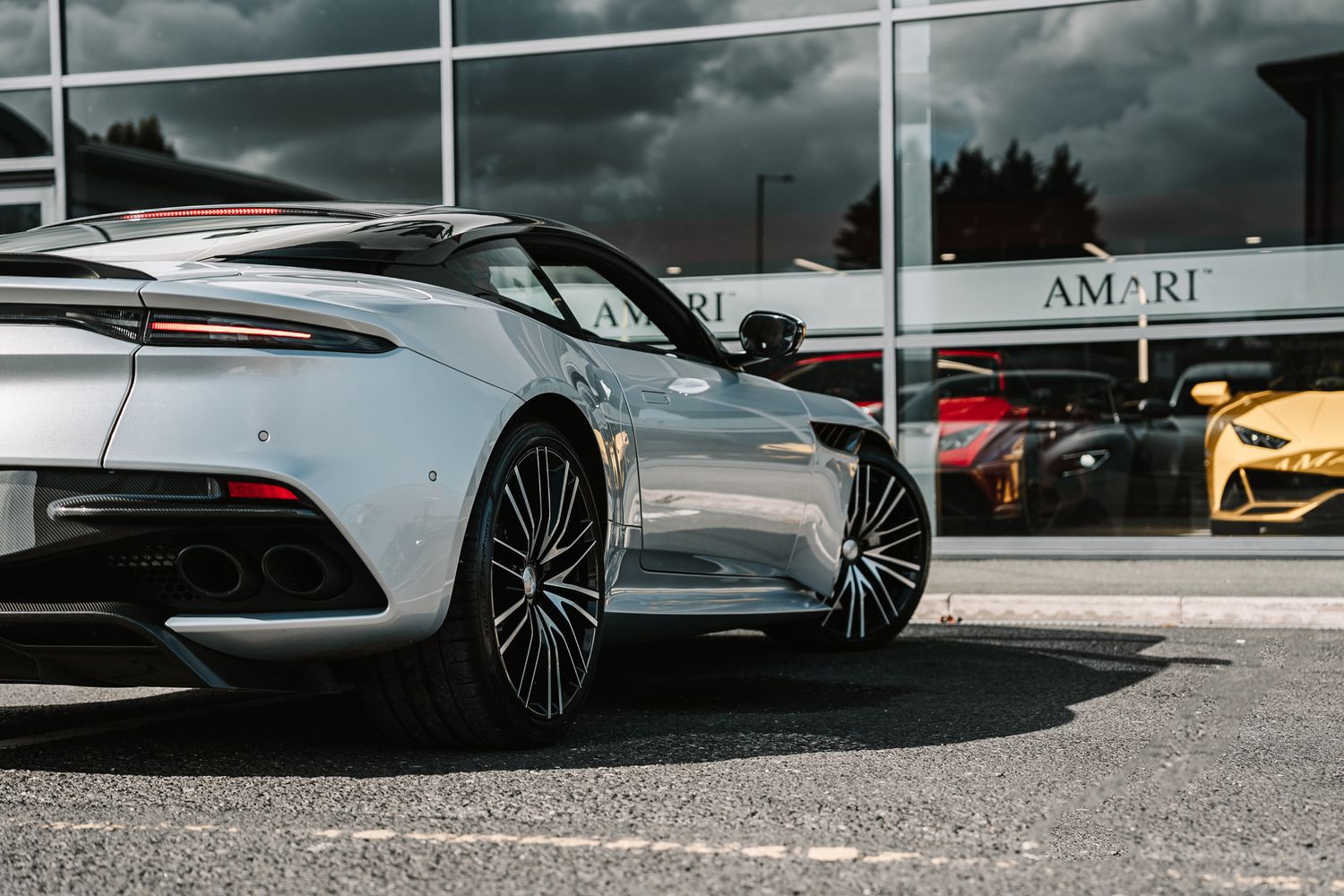 Aston Martin DBS Superleggera V12 Auto