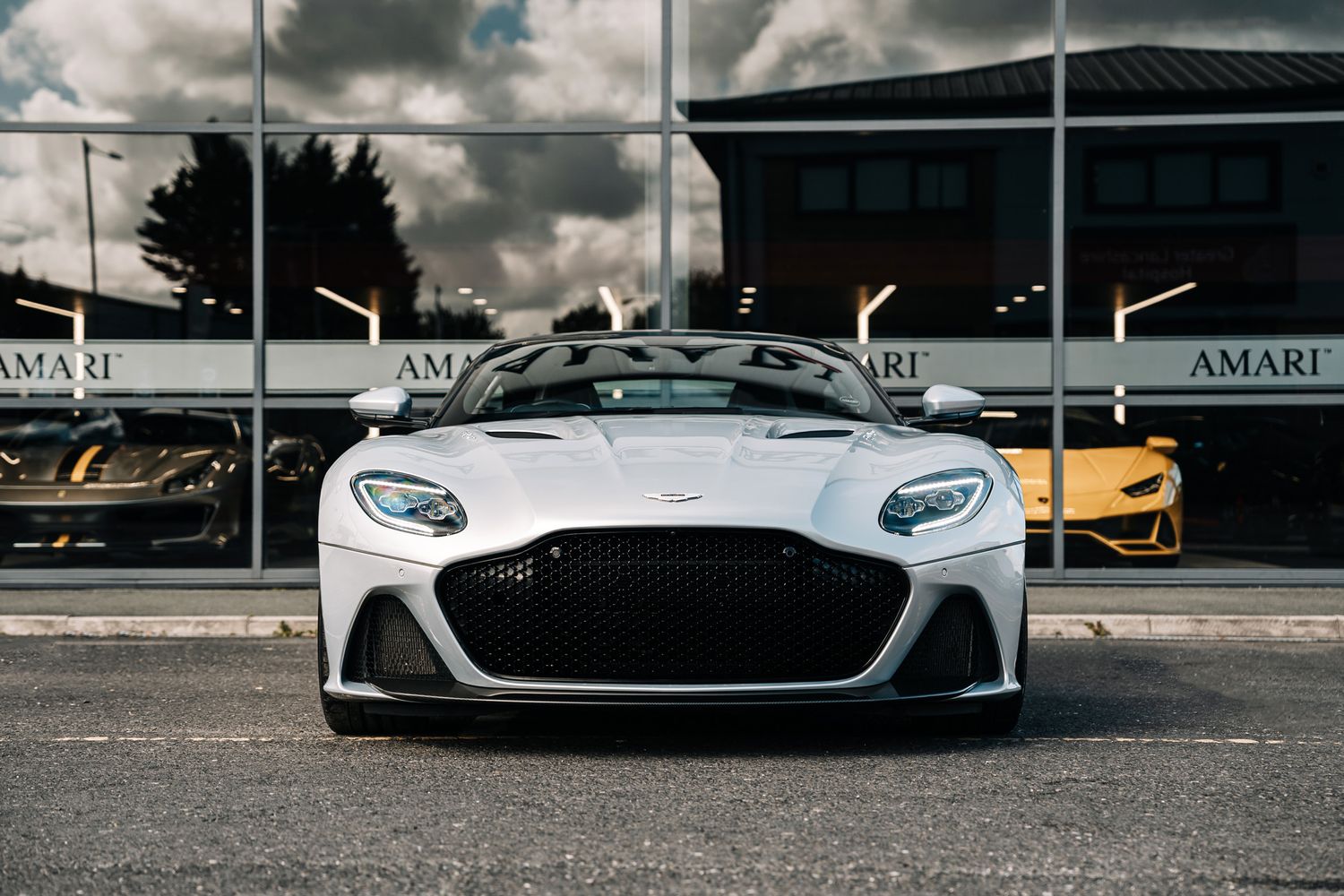 Aston Martin DBS Superleggera V12 Auto