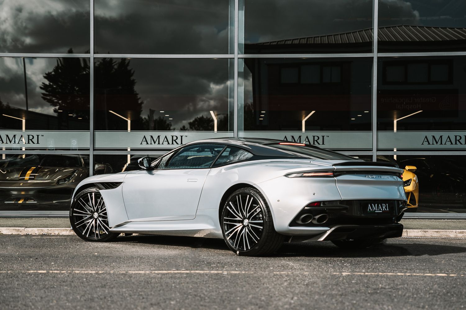 Aston Martin DBS Superleggera V12 Auto