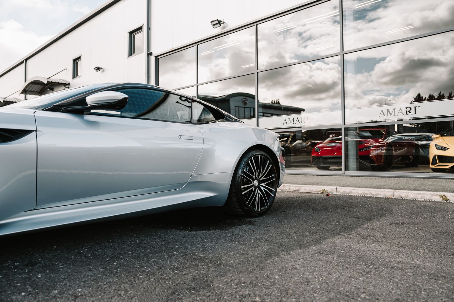Aston Martin DBS Superleggera V12 Auto