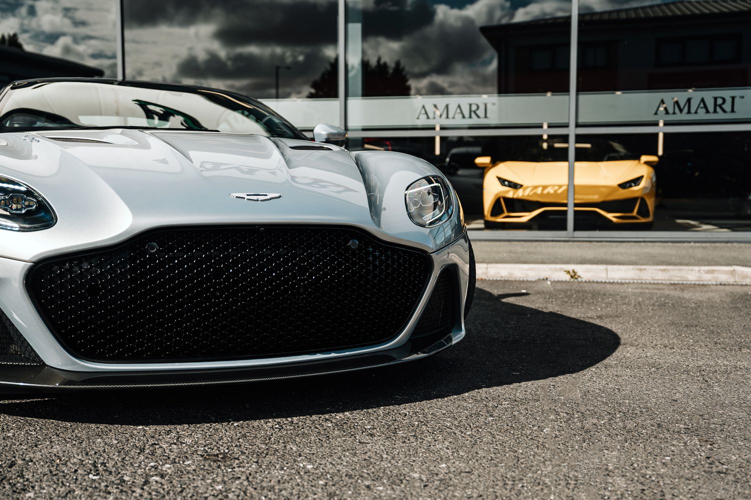Aston Martin DBS Superleggera V12 Auto