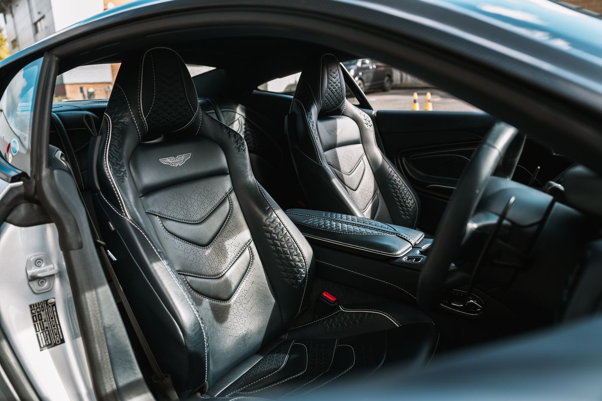 Aston Martin DBS Superleggera V12 Auto