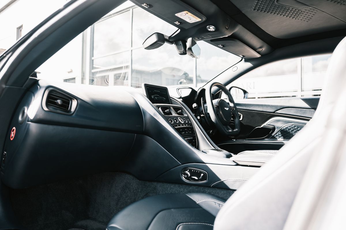 Aston Martin DBS Superleggera V12 Auto