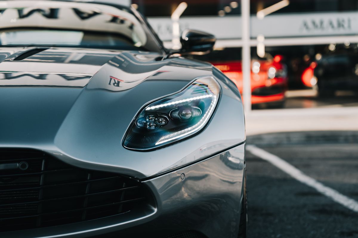 ASTON MARTIN DB11 AMR V12