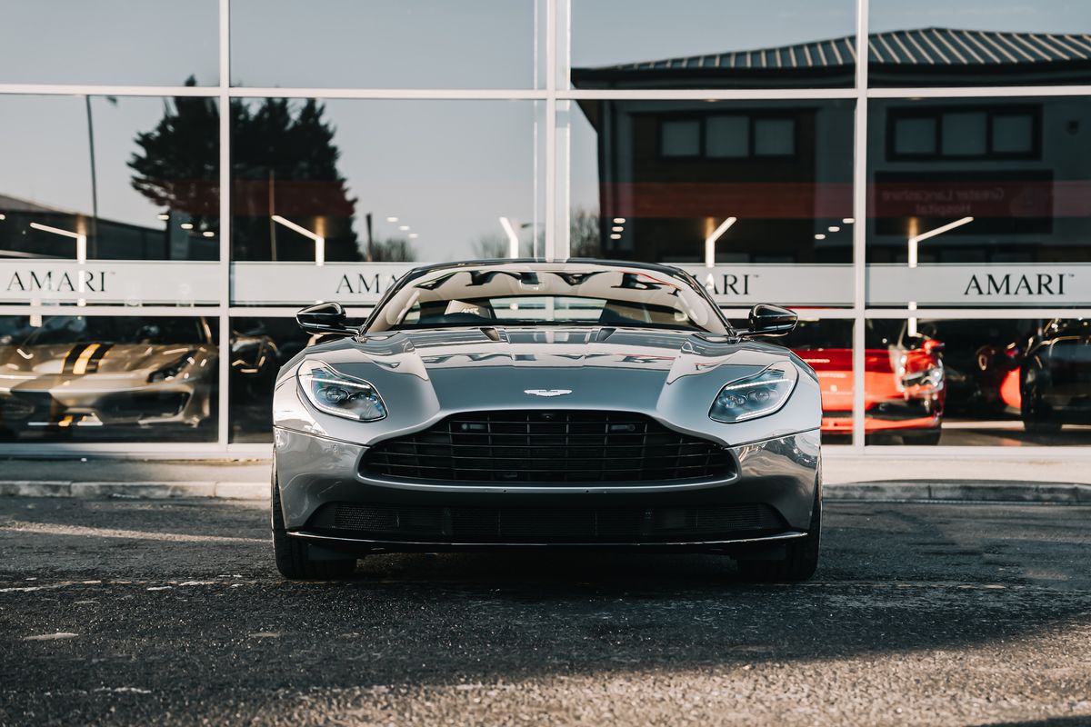 ASTON MARTIN DB11 AMR V12