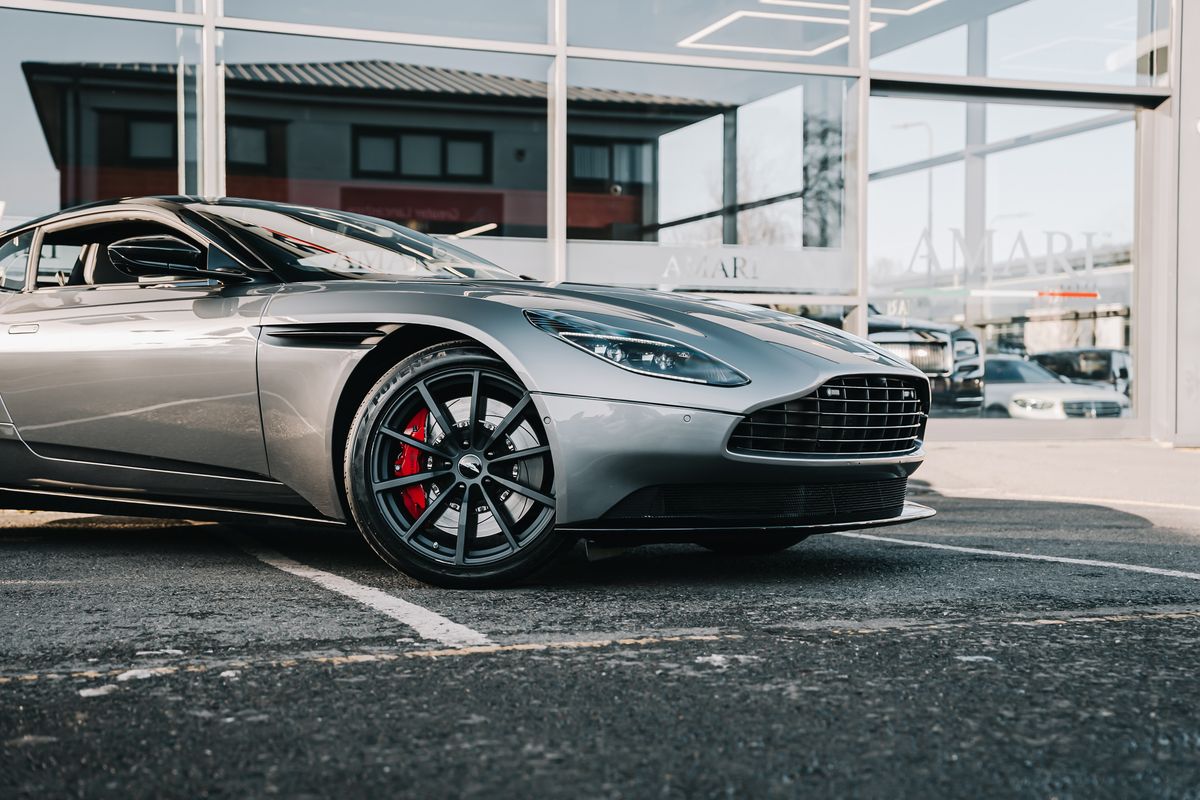 ASTON MARTIN DB11 AMR V12