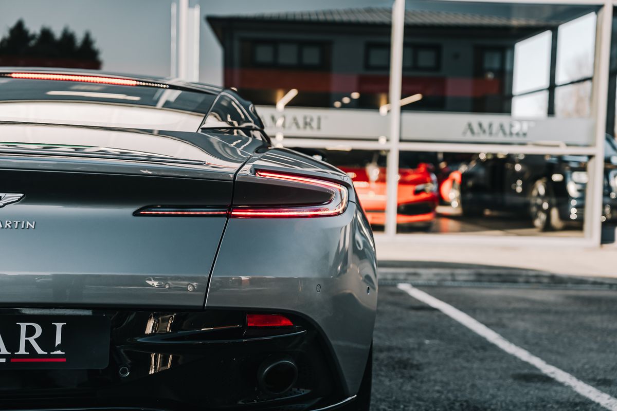 ASTON MARTIN DB11 AMR V12