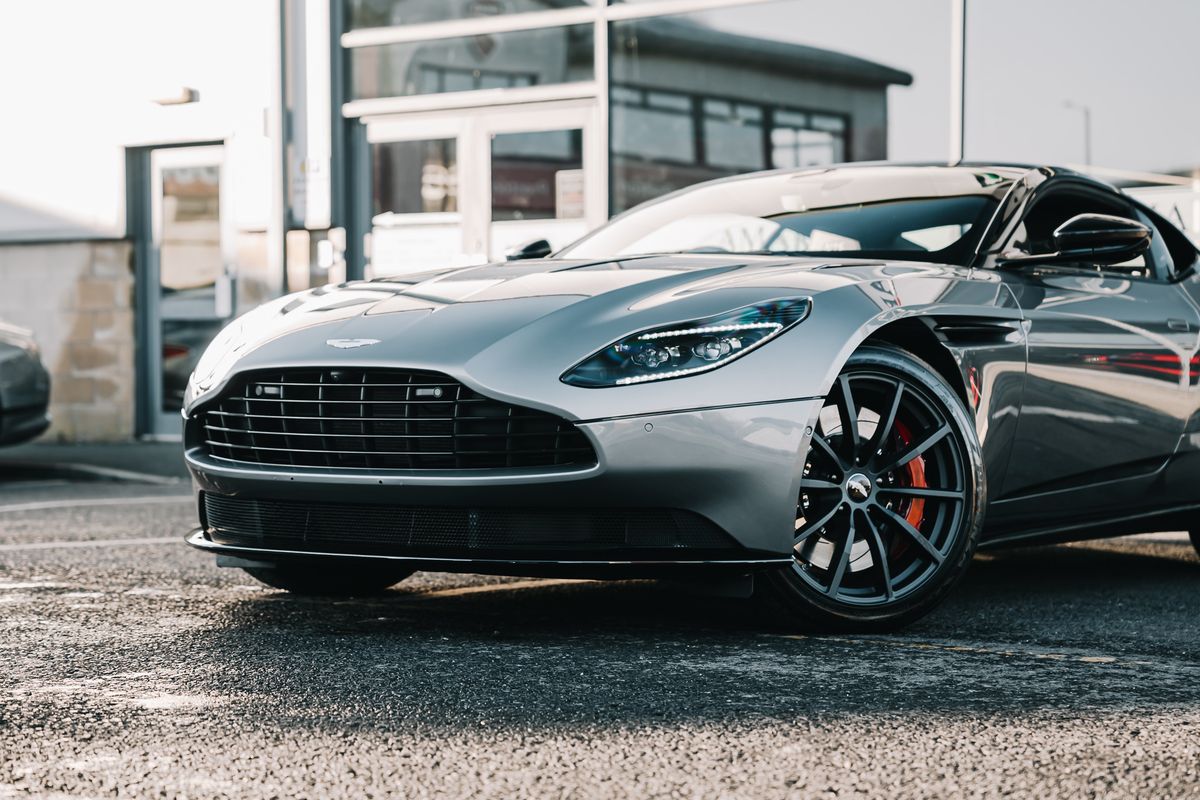 ASTON MARTIN DB11 AMR V12