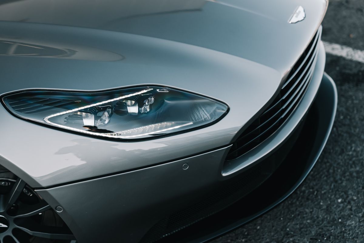ASTON MARTIN DB11 AMR V12