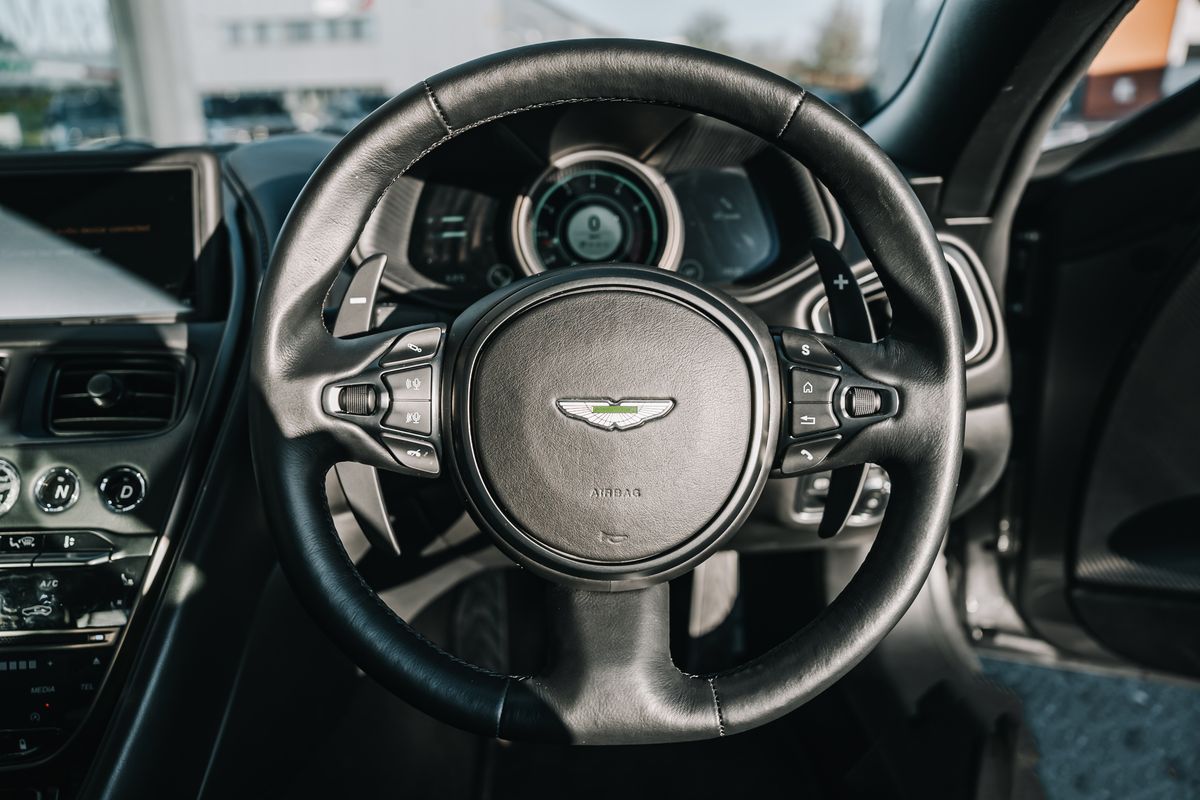 ASTON MARTIN DB11 AMR V12