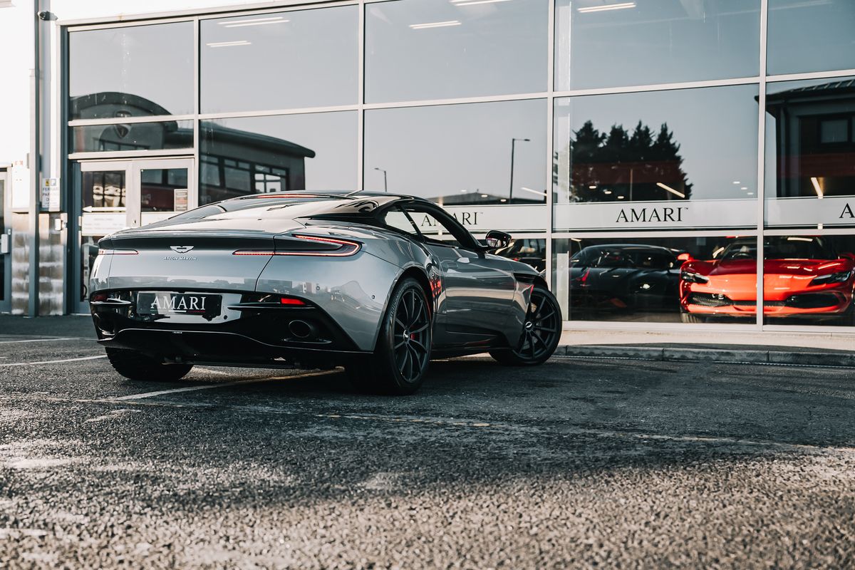 ASTON MARTIN DB11 AMR V12