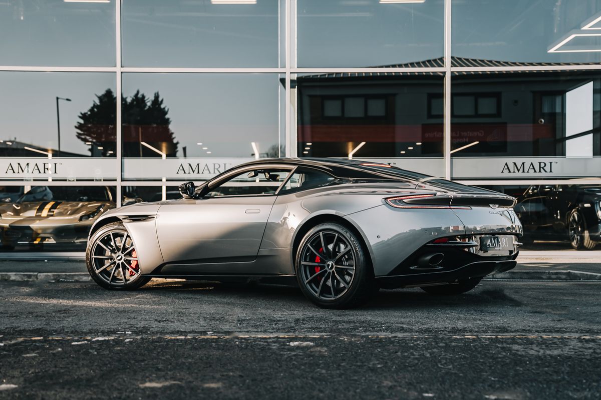 ASTON MARTIN DB11 AMR V12